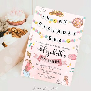 Op de afbeelding: Roze verjaardagsuitnodiging met een kleurrijk kralenbanner met de tekst "In My Birthday Era". De uitnodiging bevat details voor een feest op 18 augustus, van 15:00 tot 17:00 uur, op 251 Montreal Ave Regina, CA 12321. RSVP naar Mama op 123-456-7890.