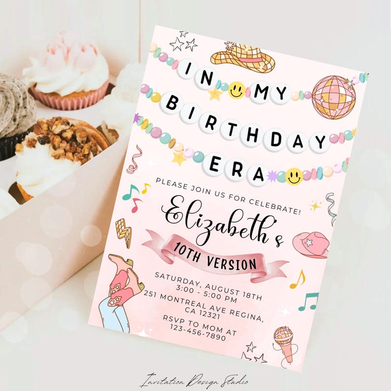 Op de afbeelding: Roze verjaardagsuitnodiging met een kleurrijk kralenbanner met de tekst "In My Birthday Era". De uitnodiging bevat details voor een feest op 18 augustus, van 15:00 tot 17:00 uur, op 251 Montreal Ave Regina, CA 12321. RSVP naar Mama op 123-456-7890.