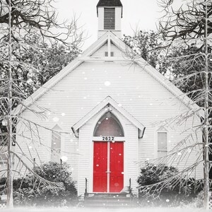 K&ouml;nnte beinhalten: Eine wei&szlig;e Kirche mit einer roten T&uuml;r und der Nummer 2622 &uuml;ber der T&uuml;r. Die Kirche ist mit Schnee bedeckt und von B&auml;umen umgeben.