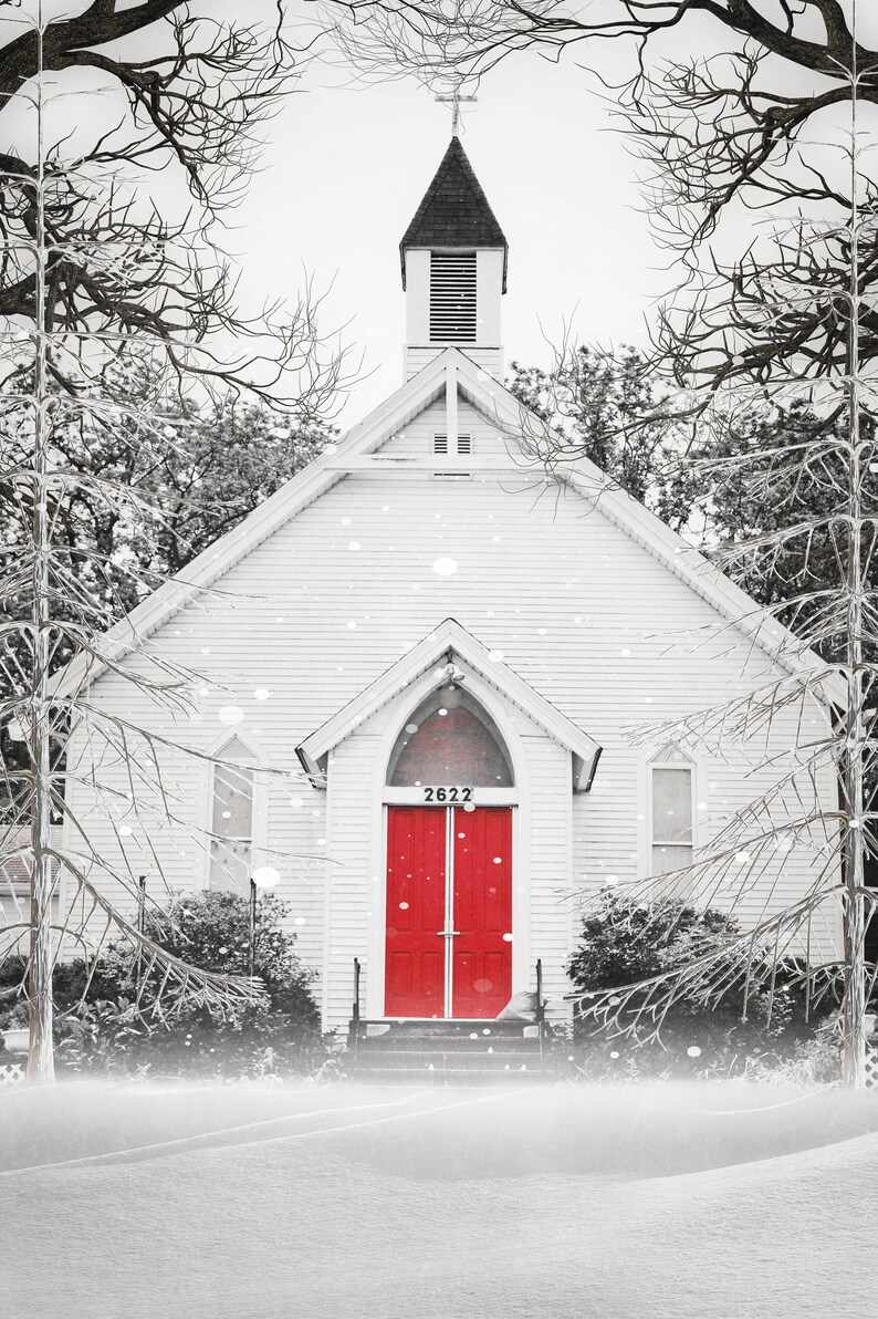 K&ouml;nnte beinhalten: Eine wei&szlig;e Kirche mit einer roten T&uuml;r und der Nummer 2622 &uuml;ber der T&uuml;r. Die Kirche ist mit Schnee bedeckt und von B&auml;umen umgeben.