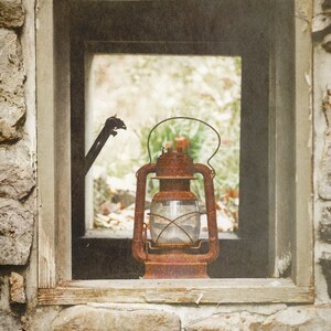 Impresión fotográfica de linterna antigua, decoración de granja, cocina rústica antigua, lavadero, arte victoriano, paisaje otoñal de Pensilvania imagen 3
