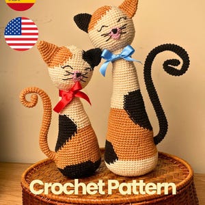 Peut inclure: Deux chats calico en crochet avec des taches noires, orange et crème. Le plus petit chat porte un ruban rouge et le plus grand un ruban bleu. Le texte indique 2 in 1 PDF Pattern et Crochet Pattern avec @Ximenamakes en bas de l'image.