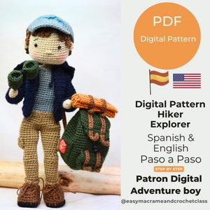 Puede incluir: Patrón de crochet para un muñeco explorador excursionista. El muñeco lleva un gorro azul, una chaqueta azul, pantalones marrones y zapatos marrones. El muñeco sostiene binoculares y una mochila verde con un saco de dormir naranja. El patrón está disponible en español e inglés.