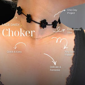 Puede incluir: Un collar tipo gargantilla de ganchillo negro con una serie de pequeños motivos florales oscuros conectados por un cordón fino, usado junto a una delicada cadena dorada. La imagen incluye el texto: LACE DAISY Choker, One-Day Project, Fine Jewelry Vibe, Quick & Easy, Any Size Pattern, Delicate & Feminine.