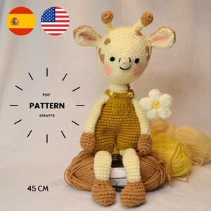Puede incluir: Patrón de crochet para un juguete amigurumi de jirafa. El patrón está en formato PDF e incluye instrucciones para hacer una jirafa de 45 cm de alto que lleva un mono y sostiene una flor.