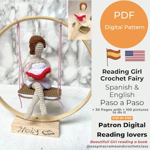 Puede incluir: Una muñeca de crochet amigurumi de una niña sentada en un columpio leyendo un libro. La muñeca lleva un vestido blanco y tiene el pelo castaño. El columpio está hecho de un aro de madera y hilo rosa. La muñeca está sentada en un libro de crochet marrón y blanco. La imagen incluye el texto "Reading Girl Crochet Fairy", "Spanish & English", "Paso a Paso", "+ 30 Pages with + 100 pictures to do it", "STEP BY STEP", "Patron Digital", "Reading lovers", "Beautifull Girl reading a book", y "@easymacrameandcrochetclass".