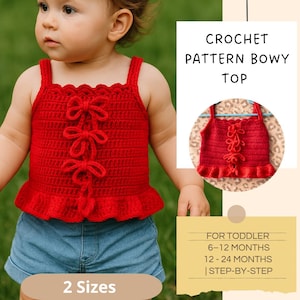 Puede incluir: Un top bowy rojo de ganchillo para niños pequeños. El top presenta un dobladillo con volantes, detalles de lazo y un escote cuadrado. La imagen también incluye el texto "CROCHET PATTERN BOWY TOP" y "2 Sizes".
