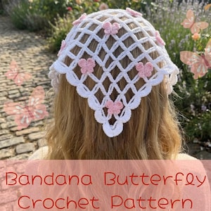 Puede incluir: Un pañuelo de ganchillo blanco con un patrón de rejilla en forma de diamante adornado con pequeñas aplicaciones de mariposas de color rosa claro. El texto Bandana Butterfly Crochet Pattern aparece impreso en rojo en la parte inferior.