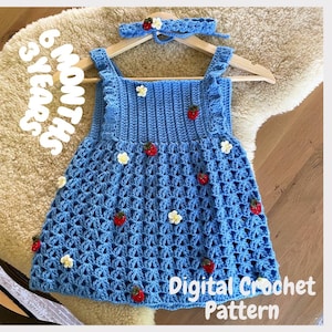 Puede incluir: Un vestido y una diadema a juego de ganchillo azul, adornados con fresas rojas y flores blancas. El vestido tiene un escote cuadrado y tirantes con volantes. El texto "Digital Crochet Pattern" es visible.