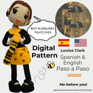Pode incluir: Uma boneca de crochê vestindo um vestido amarelo e preto e um cachecol amarelo e preto. A boneca está segurando um cachecol amarelo e preto. A boneca está em pé sobre um fundo branco. O texto "Best Bumblebee Tights Ever" está em uma bolha de pensamento acima da boneca. O texto "Digital Pattern Louisa Clark Spanish & English Paso a Paso Step by Step Me before you! @easymacrameandcrochetclass" está abaixo da boneca.