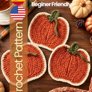 Puede incluir: Tres posavasos de ganchillo con forma de calabaza, cuerpo de lana naranja, tallo verde y borde color crema. El texto "Beginer Friendly" y "Crochet Pattern" es visible. Los posavasos están dispuestos sobre una superficie de madera.