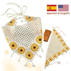Puede incluir: Una bufanda triangular de crochet blanco con bordados de girasoles amarillos y borlas. La bufanda tiene un cierre de nudo y está hecha de un material ligero y transpirable.