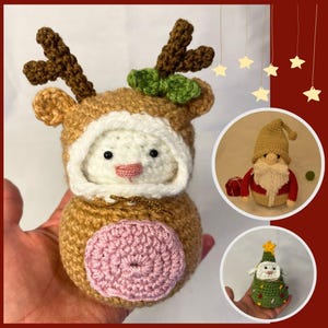 Puede incluir: Tres adornos navideños de ganchillo: un reno con un atuendo con capucha marrón y blanco, un gnomo con un gorro marrón y un atuendo rojo y blanco, y un árbol de Navidad con una estrella en la cima.