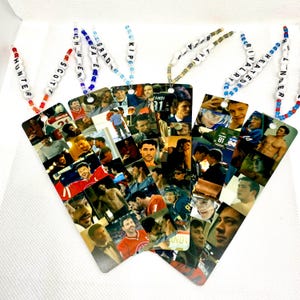 Könnte beinhalten: Vier personalisierte Lesezeichen mit Namensschildern aus Perlen. Jedes Lesezeichen zeigt eine Collage von Bildern. Die Namen auf den Anhängern sind: Hunter, Scott, Kaege, Grad, Kip, Valery und Zander. Die Perlen sind rot, weiß, blau und klar.