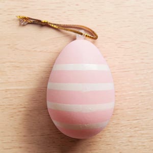 Cartoon style Easter plastic surprise egg toy with openable eggshell design, fun gift for children and spring party decoration.