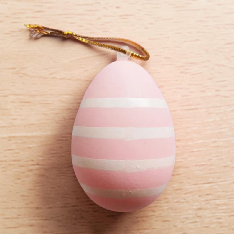 Cartoon style Easter plastic surprise egg toy with openable eggshell design, fun gift for children and spring party decoration.