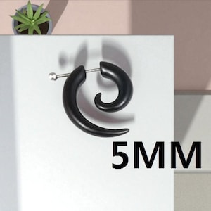 Puede incluir: Un pendiente en espiral negro con un poste plateado. El pendiente tiene forma de cuerno curvado. El texto "5MM" se muestra en negro, indicando el tamaño del pendiente.