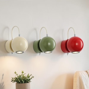 Op de afbeelding: Een set van drie keramische mokken met een gespikkelde, matte afwerking. De mokken zijn in crème, lichtbruin en donkerbruin. Elke mok heeft een eenvoudig, minimalistisch ontwerp.