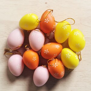 Cartoon style Easter plastic surprise egg toy with openable eggshell design, fun gift for children and spring party decoration.