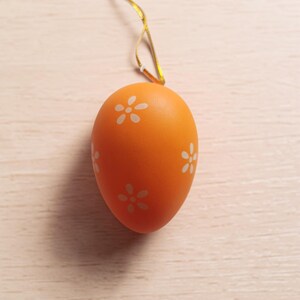 Cartoon style Easter plastic surprise egg toy with openable eggshell design, fun gift for children and spring party decoration.