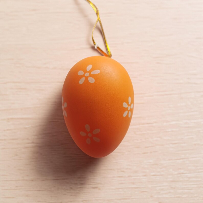 Cartoon style Easter plastic surprise egg toy with openable eggshell design, fun gift for children and spring party decoration.