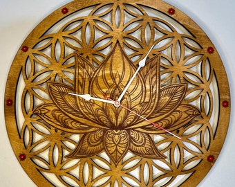 Reloj con temática de loto.