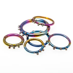 Cerchio Huggie delicato in titanio - Anello a clic - Titanio di grado implantare - Cerchio per cartilagine - Gioielli per piercing alla conchiglia - Cerchio per piercing all'elica