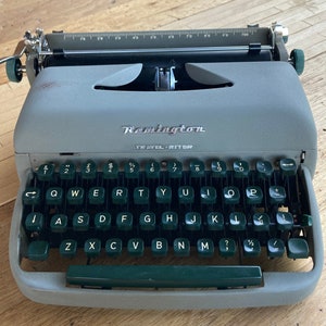 Remington Travel-Riter Typewriter (1957) – QWERTY – American Classic – Green Keys – With Original Leatherette Case – Fully Working