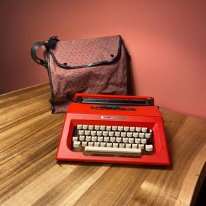 Peut inclure: Ensemble de trois tasses en céramique avec une finition mate et mouchetée. Les tasses sont de couleur crème, gris clair et gris foncé. Chaque tasse a un design simple et minimaliste avec une anse arrondie.