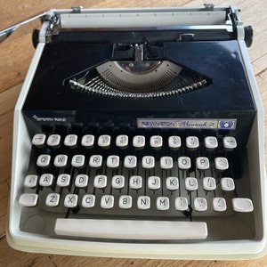 Sperry Rand Remington Monarch 2 Typewriter (1970s) – Made in Holland – QWERTY – Dutch Design – With Case – New Ribbon