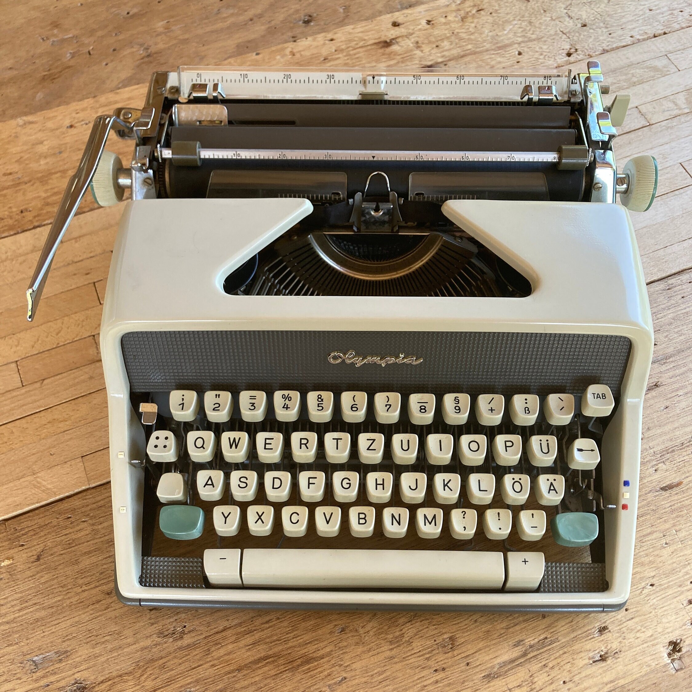 Olympia Olympia SM-7 Grey Typewriter