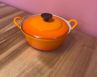 Cocotte vintage Le Creuset en fonte émaillée orange – 20 cm – Fabriquée en France – Ustensiles de cuisine du milieu du XXe siècle
