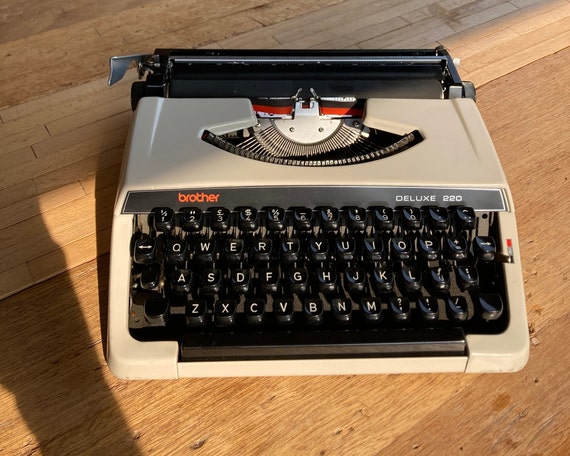 Typewriter Brother Deluxe 220 タイプライター Vintage. Brother Deluxe 220 RED 1960s portable typewriter, a