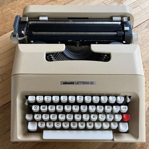 Macchina da scrivere Olivetti Lettera 35 (1977) – Progettata da Mario Bellini – QWERTY con Ñ – Crema – Prodotta in Spagna – Con custodia rara – Funzionante