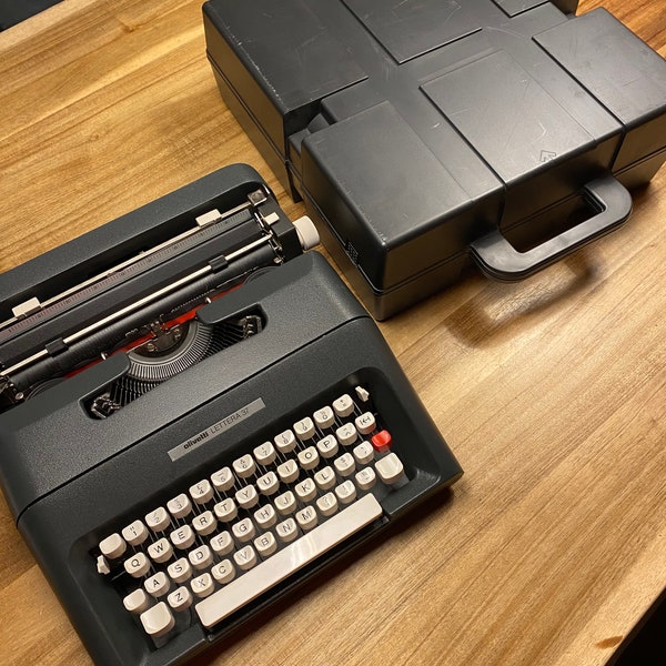 Machine à écrire Olivetti Lettera 37 (années 1970) – Design Mario Bellini – Noire avec clavier QWERTY – Avec étui – Fonctionnelle