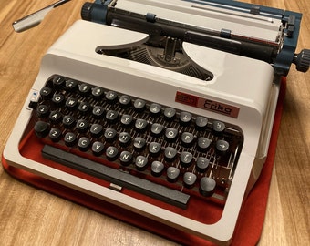 Vintage 1977 Erika Daro typewriter in TOP CONDITION with small font.