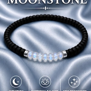 Puede incluir: Una pulsera de cuentas negras con una sección de cuentas de piedra lunar iridiscentes. La palabra "MOONSTONE" está en la parte superior. La pulsera se muestra sobre un fondo azul claro sedoso. El texto describe los beneficios de la piedra lunar.