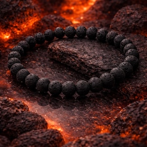 Może przedstawiać: Zestaw trzech ceramicznych kubków z nakrapianym, matowym wykończeniem. Kubki są w odcieniach kremu, jasnoszarym i ciemnoszarym. Każdy kubek ma prosty, minimalistyczny design.