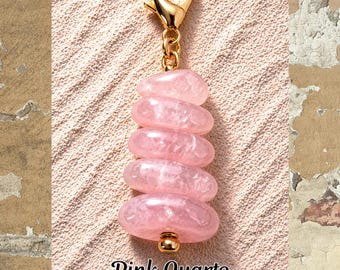 ローズクォーツクリスタルチップバッグチャーム、自己愛と感情の癒し、魔女風ペンダント、ハートチャクラ
