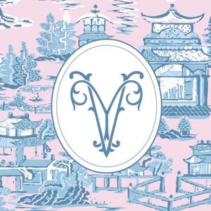 Op de afbeelding: Een roze en blauw toile-patroon met Aziatisch ge&iuml;nspireerde architectuur en landschappen. Een witte ovaal in het midden bevat de blauwe monogramletter "V". Geschikt voor behang, stof of decoratieve items.