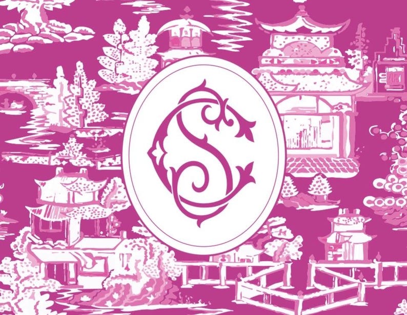 Op de afbeelding: Een magenta en wit toile-patroon met pagodes, bruggen en bomen. Een witte ovaal in het midden bevat een magenta monogram met de letters "S" en "C" verweven. Het ontwerp is een herhalend patroon.