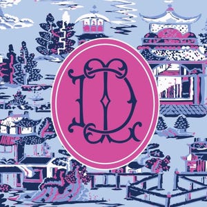 Op de afbeelding: Een lichtblauw en wit Chinoiserie-patroon met pagodes, bomen en een hek. Een roze ovaal in het midden bevat de witte letter "D". Het ontwerp is een herhalend patroon van Aziatisch ge&iuml;nspireerde architectuur en landschappen.