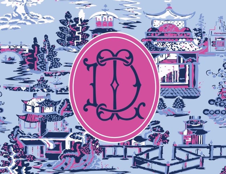 Op de afbeelding: Een lichtblauw en wit Chinoiserie-patroon met pagodes, bomen en een hek. Een roze ovaal in het midden bevat de witte letter "D". Het ontwerp is een herhalend patroon van Aziatisch ge&iuml;nspireerde architectuur en landschappen.