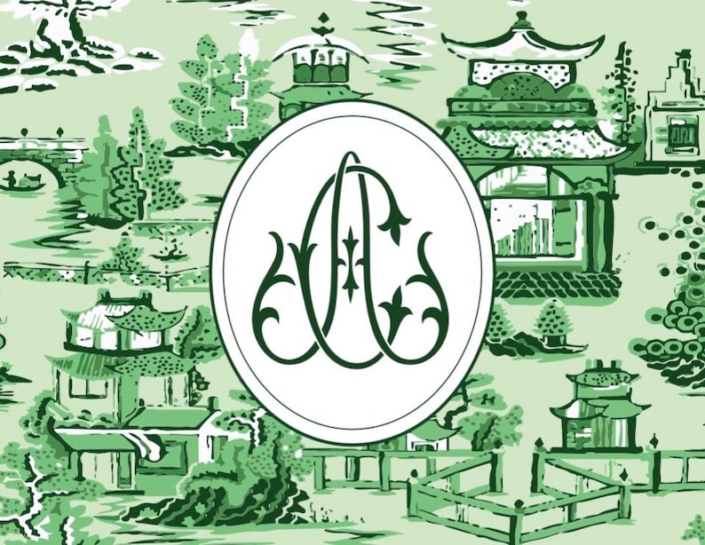 Op de afbeelding: Een lichtgroen en wit toile de Jouy-patroon met pagodes, bruggen en bomen. Een donkergroen monogram staat in een ovaal in het midden. Het ontwerp heeft een klassieke, elegante uitstraling, voor interieurdecoratie of stof.
