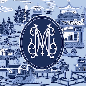 Op de afbeelding: Een blauw en wit toile de Jouy-patroon met pagodes, bomen en bruggen. Een marineblauw ovaal in het midden bevat de witte verweven letters "M" en "M". De achtergrond is lichtblauw.