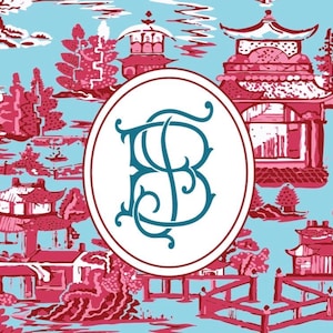 Op de afbeelding: Digitaal patroon met een lichtblauwe achtergrond en een herhalend ontwerp van rode pagodes, bruggen en bomen. Een witte ovaal in het midden bevat turquoise initialen. Het ontwerp doet denken aan traditionele Aziatische kunst.