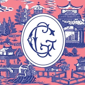 Op de afbeelding: Een roze en blauw Chinoiserie-patroon met pagodes, bruggen en bomen. Een witte ovaal in het midden bevat een blauw monogram. Het ontwerp doet denken aan traditionele Aziatische kunst en is geschikt voor diverse decoratieve toepassingen.