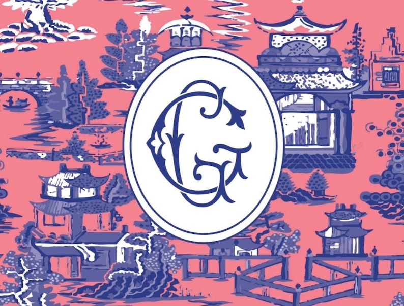 Op de afbeelding: Een roze en blauw Chinoiserie-patroon met pagodes, bruggen en bomen. Een witte ovaal in het midden bevat een blauw monogram. Het ontwerp doet denken aan traditionele Aziatische kunst en is geschikt voor diverse decoratieve toepassingen.