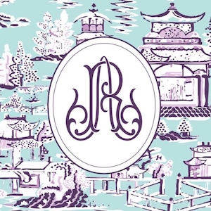 Op de afbeelding: Een lichtblauw en wit toile-patroon met Aziatisch ge&iuml;nspireerde pagodes, bruggen en bomen. Een witte ovaal in het midden bevat het paarse monogram "JR". Het algehele ontwerp is een herhalend patroon.