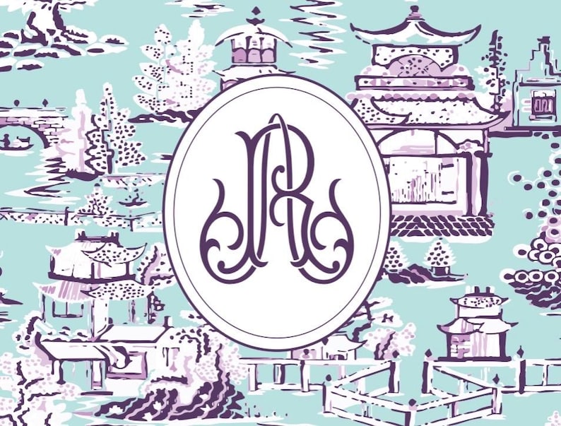Op de afbeelding: Een lichtblauw en wit toile-patroon met Aziatisch ge&iuml;nspireerde pagodes, bruggen en bomen. Een witte ovaal in het midden bevat het paarse monogram "JR". Het algehele ontwerp is een herhalend patroon.